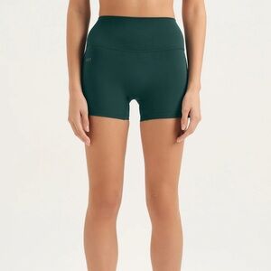 Set Active green biker shorts